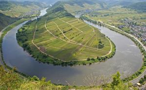 una vista aérea de un río con campos verdes en Moselblick am Waldrand, en Traben-Trarbach