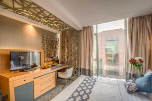 una camera da letto con scrivania di Grand Plaza Hotel - Gulf Riyadh a Riyad