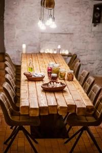ein Holztisch mit etwas Essen darüber in der Unterkunft Boutique hotel & spa DOMA u nás - entry AquaCity free in Poprad