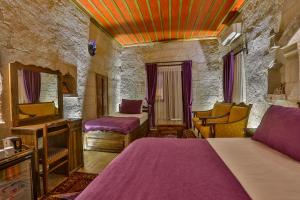 Postel nebo postele na pokoji v ubytování Hidden Cave Hotel
