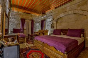 Postel nebo postele na pokoji v ubytování Hidden Cave Hotel