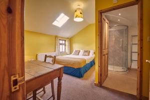 een kleine slaapkamer met een bed en een douche bij Host & Stay - The Red Brick Barn in Rookhope