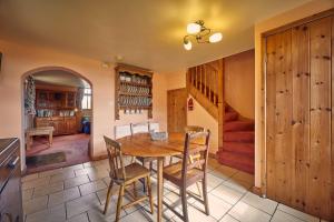 een eetkamer met een houten tafel en stoelen bij Host & Stay - The Red Brick Barn in Rookhope