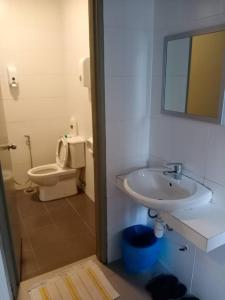 uma casa de banho com um lavatório e um WC em Bishops Cap at Cameron Highlands em Brinchang