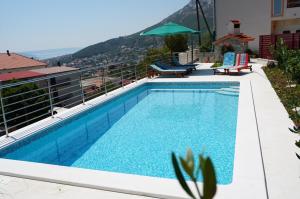 uma piscina no telhado de uma casa em Apartment Jukic em Klis