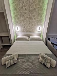 A bed or beds in a room at Il Mare di Roma Deluxe