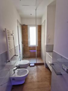 A bathroom at Il Mare di Roma Deluxe