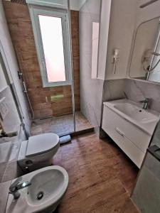 A bathroom at Il Mare di Roma Deluxe
