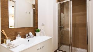 uma casa de banho com um lavatório branco e um chuveiro em Lineros - Apartments with shared Rooftop em Sevilha