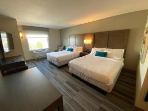 Simple Suites Boise Airport客房内的一张或多张床位