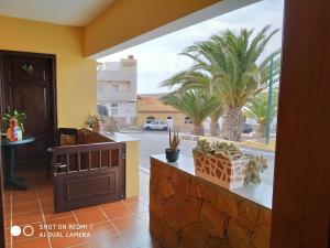 una vista desde el vestíbulo de una casa con palmeras en Apartamento Garcey, en Ajuy