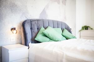 Posteľ alebo postele v izbe v ubytovaní ZACHÁR Apartman