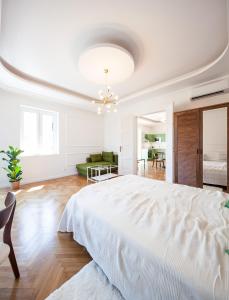 Posteľ alebo postele v izbe v ubytovaní ZACHÁR Apartman