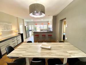 una sala da pranzo con tavolo e sedie di Victoria Beach Salou - Exclusive For Families a Salou