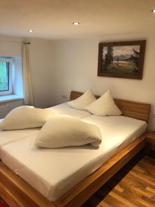 2 letti con cuscini bianchi in una camera da letto di Haus Oberdorf a Zams
