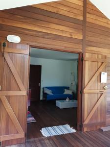 Guenouillet的住宿－Kaz'a fred，通往带蓝色沙发的客厅的开放式门