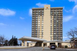 un palazzo alto con un parcheggio davanti di La Quinta by Wyndham Minneapolis Bloomington W a Bloomington