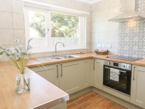 cocina con fregadero y ventana en Bankwell Cottage en Newcastle