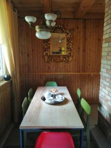 stół jadalny z krzesłami i lustrem w obiekcie Dom w Puszczy w Supraślu
