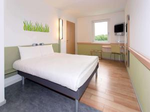 Postel nebo postele na pokoji v ubytování ibis budget Augsburg City