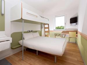 Postel nebo postele na pokoji v ubytování ibis budget Augsburg City