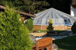 Κήπος έξω από το Hotel Ramsaueralm