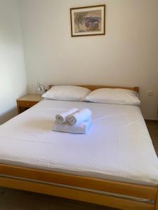 En eller flere senge i et værelse på Apartmani Spajić Duboka