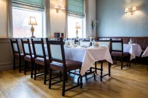 uma sala de jantar com uma mesa longa e cadeiras em Creighton Hotel em Clones