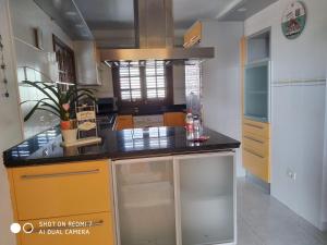 una cocina con encimera amarilla y negra en Apartamento Garcey en Ajuy