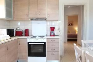 Dapur atau dapur kecil di Modern and independent apartment 83 m2, with garden, 5min to the beach and the city center