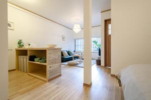 Area soggiorno di 箱館宿 観月-Mizuki-伝統的建築物の宿-最大8名宿泊可能