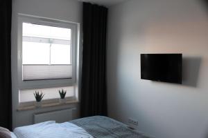 Televízia a/alebo spoločenská miestnosť v ubytovaní Apartament Wspólna19 (Centrum, garaż podziemny, klimatyzacja )