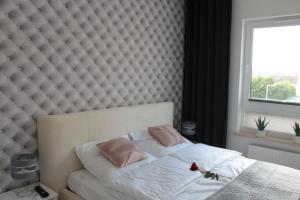 Posteľ alebo postele v izbe v ubytovaní Apartament Wspólna19 (Centrum, garaż podziemny, klimatyzacja )