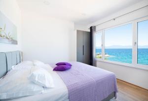 una camera da letto con un cuscino viola di Villa Sunset Sea a Krk