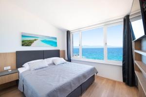 una camera con letto e vista sull'oceano di Villa Sunset Sea a Krk