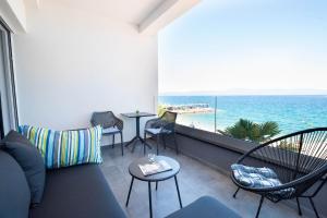 un soggiorno con divano e vista sull'oceano di Villa Sunset Sea a Krk