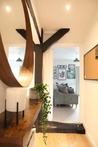 un salon avec un canapé et un grand miroir dans l'établissement Blueberry View - Wyndale Living - Central Worcester, à Worcester