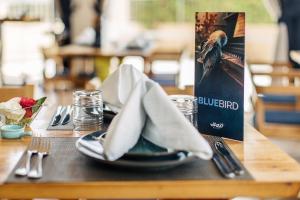 Ein Restaurant oder anderes Speiselokal in der Unterkunft Wazo Hotel 