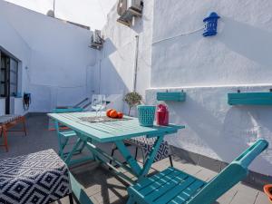 een blauwe tafel en stoelen op een patio bij San esteban bajo in Sevilla