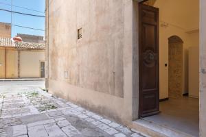 una porta sul lato di un edificio di Biancospino Suite by Wonderful Italy a Noto