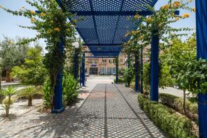 Ein Garten an der Unterkunft Wazo Hotel