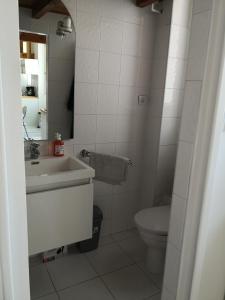 biała łazienka z umywalką i toaletą w obiekcie Apartment Cannes Gallia w Cannes
