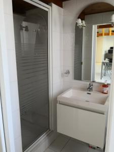 biała łazienka z umywalką i prysznicem w obiekcie Apartment Cannes Gallia w Cannes
