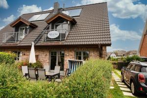 a house with two chairs and a table in front of it at Appartement Lille Kamp 2 in Westerland