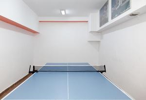 Instalaciones para jugar al tenis de mesa en Hotel Rusu o alrededores