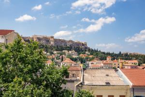 uitzicht op een stad met een berg op de achtergrond bij NS PLACE Modern Apartment Acropolis view in Athene