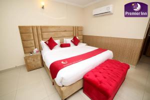 เตียงในห้องที่ Premier Inn Grand Gulberg Lahore