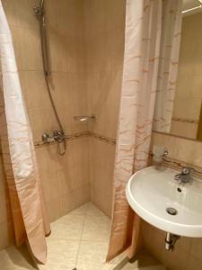 a bathroom with a shower and a sink at Holiday Village Ravda (Ваканционно селище Равда) in Ravda