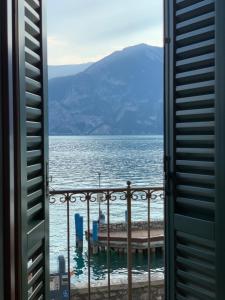 una ventana con vistas a un cuerpo de agua en Al Porticciolo - Casa Vacanze en Marone
