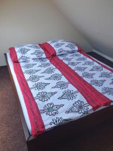Ein Bett oder Betten in einem Zimmer der Unterkunft Domek wakacyjny "Fuchshouse" Obidowa